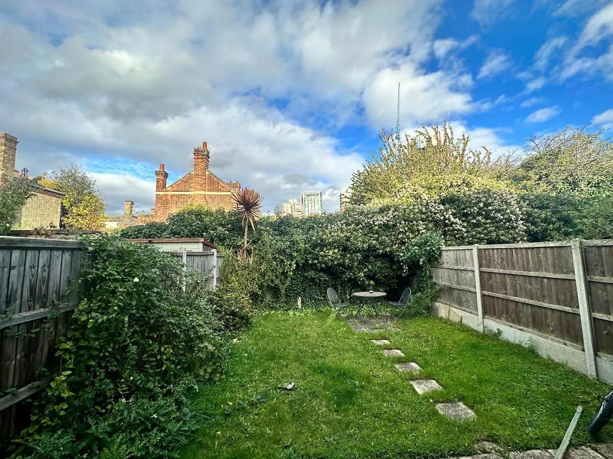 3 Bedroom House 2 Stops From London Bridge 0*,  United Kingdom