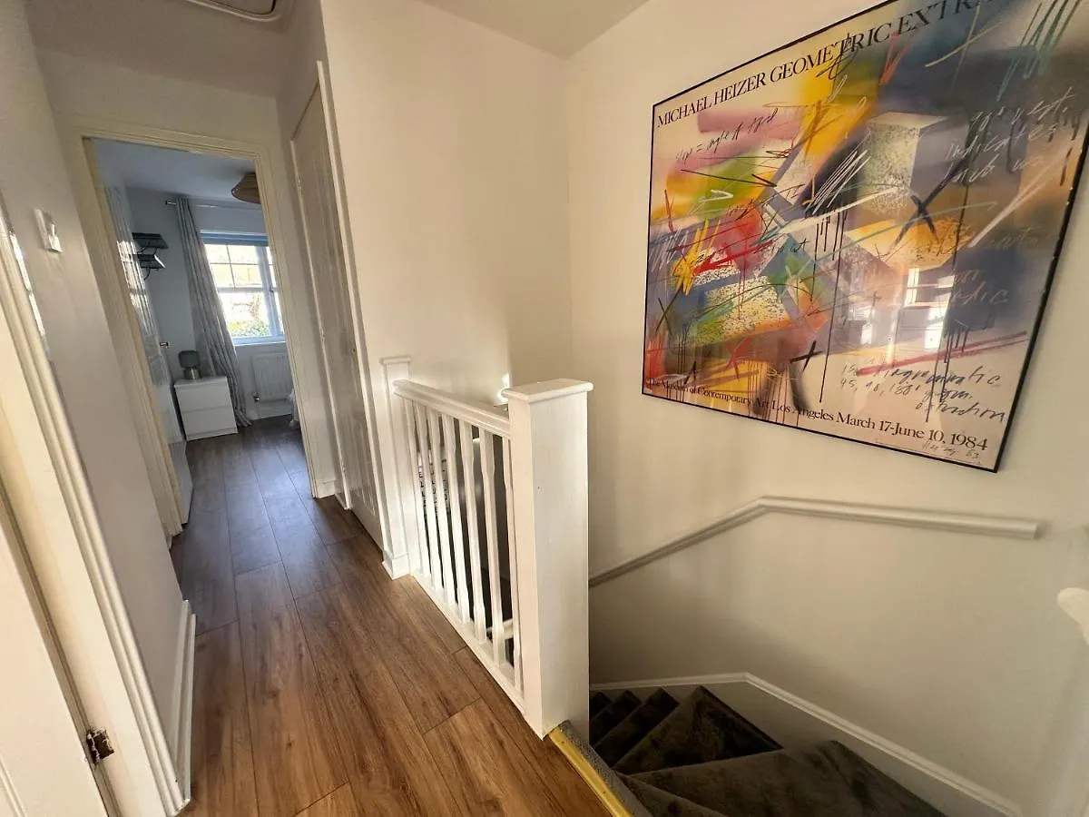 3 Bedroom House 2 Stops From London Bridge 0*,  United Kingdom