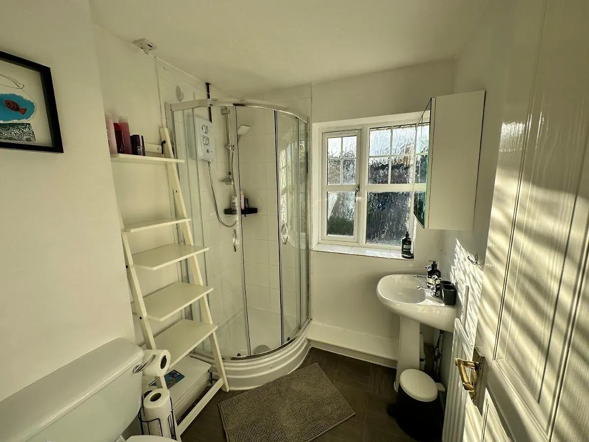 3 Bedroom House 2 Stops From London Bridge
